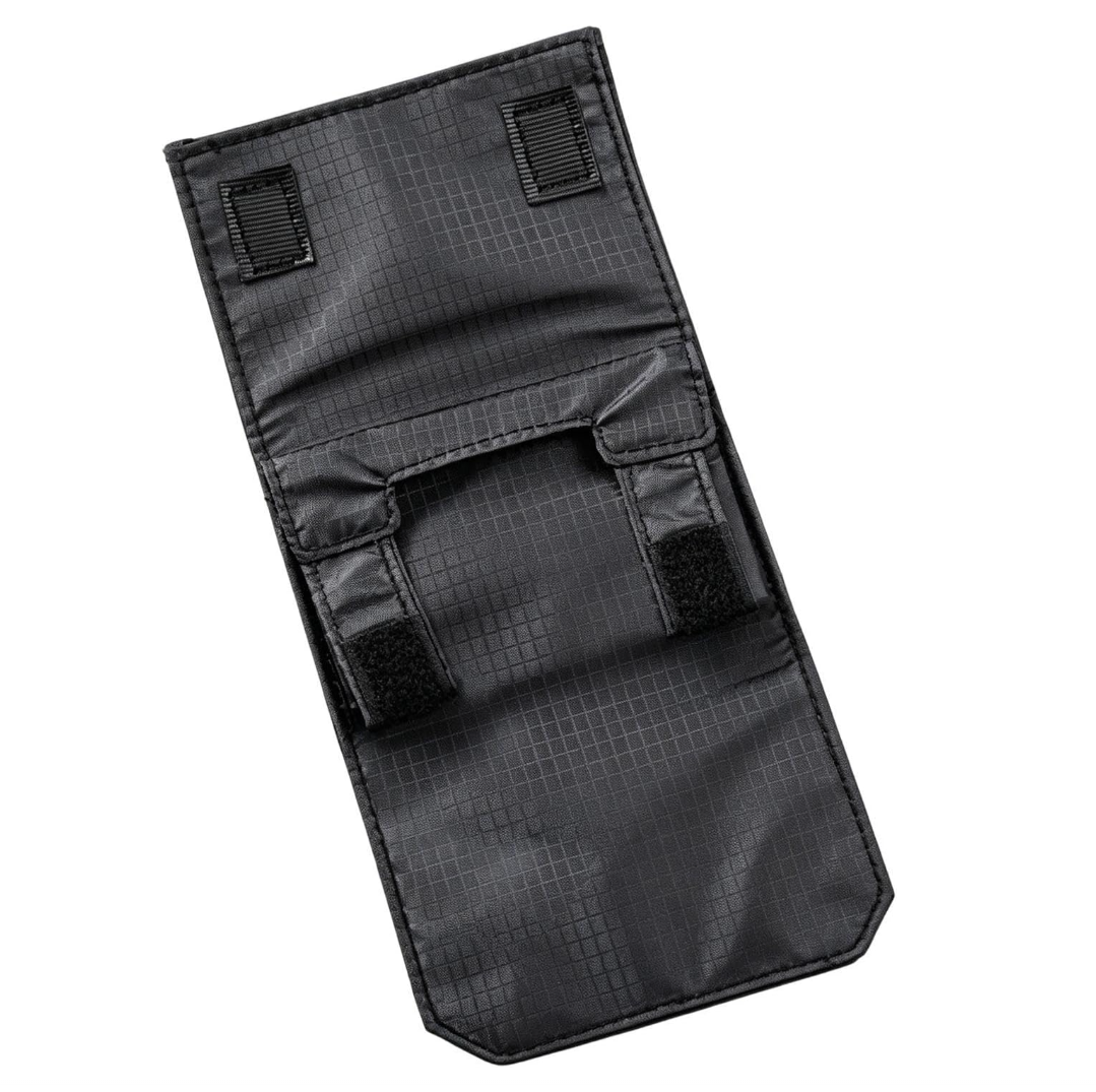 Detalle de la cartera vacía y sus tiras de sujeción